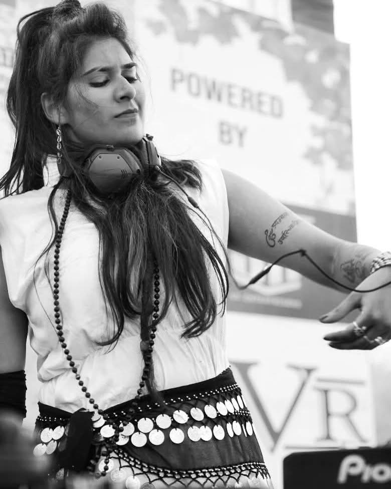 DJ MOKSH — Daytime set — monochrome