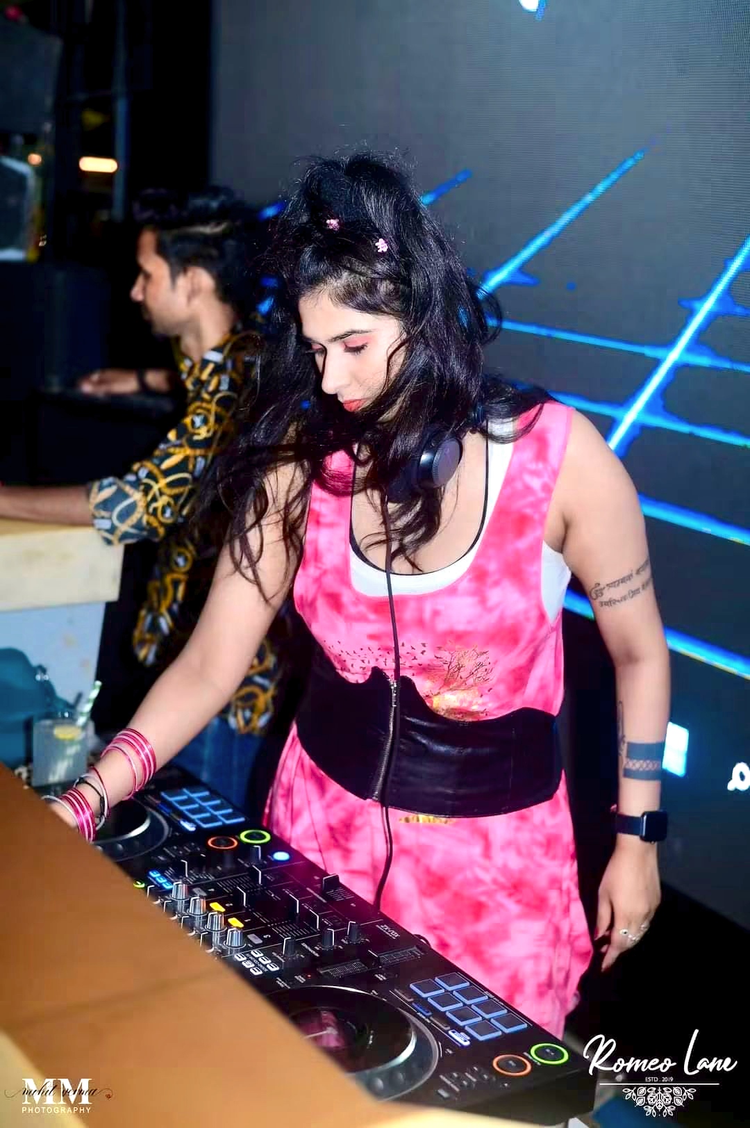 DJ MOKSH — Live — Romeolane pink look